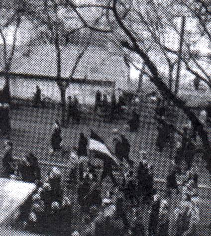 Tüntetők a Rákóczi úton a börtön előtt Bátki