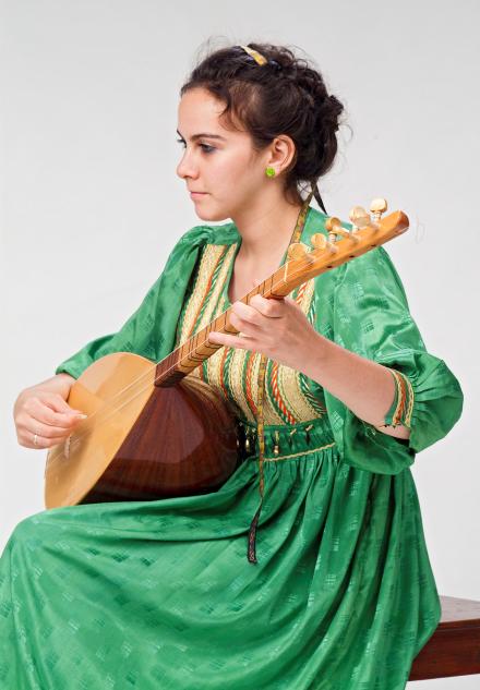 Guessous Majda Mária ének, saz Guessous Majda Mária (Mesi) 1988-ban született Debrecenben. A félig magyar félig marokkói énekesnő számos hazai és nemzetközi sikert tudhat magáénak.