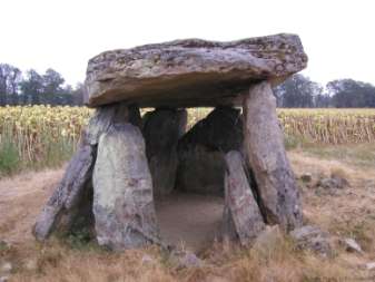 Megalitikus építészet Hatalmas méretű köveket használtak Áldzati szertartáskkal,