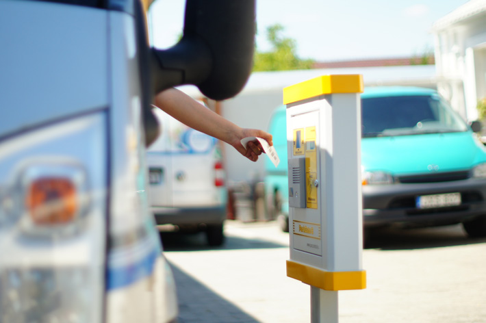 telefonnal, és sorompóvezérlő elektronikával. Az automata a nagy távolságok miatt RS 485 hálózatra kapcsolódik.