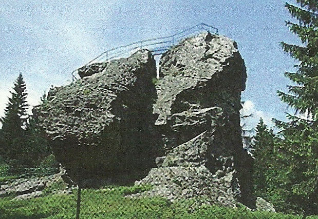 (2) Topázszikla a Schneckenstein-en és a Tannenberg-i ónbánya A vogtlandi Schneckenstein, Tannenberg környékén a kambriumi kristályos palák és karbon korú gránitok érintkezési zónájában keletkezett