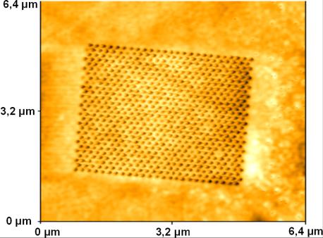 Az ANL két-, illetve háromdimenziós AFM felvétele. A kísérlet során felhasznált plazmonikai struktúrák elvi elrendezését a 3.10.