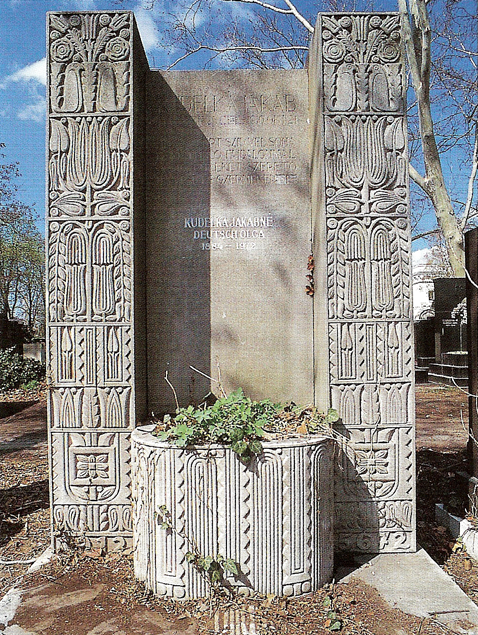 1912-ben tervezett egy síremléket is Kudelka Jakabét amely a korábbi növényornamentikás, színes megoldásoktól sokban különbözik, és