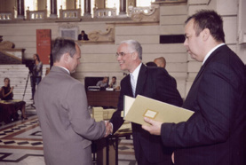 36 Díjak, elismerések AZ ÉV KUTATÓHELYE DÍJ 2011 Adományozó: Magyar Családtörténet-kutató Egyesület (MACSE) A díjazott: Kalocsai Főegyházmegyei Levéltár (KFL) Indoklás: a családtörténeti kutatások