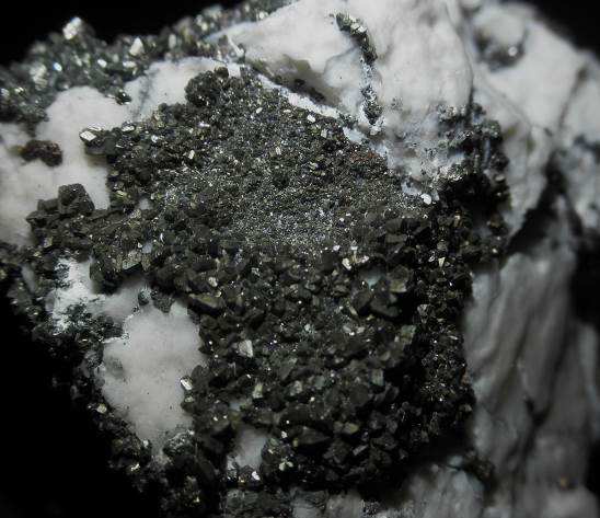 Fenyőgyöngye kőfejtő Pirit kalciton a Róka-hegyről, hidrotermális érkitöltésből