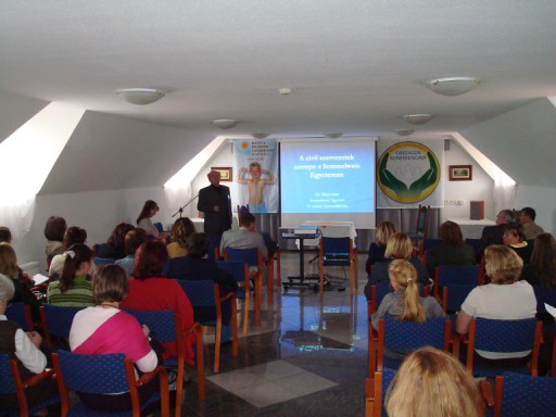 Dr. Rényi Imre előadásában bemutatta az önkéntesek, non profit szervezetek fejlődését, a gyógyítást segítő munkában történő szerepvállalásuk jelentőségét. Dr.
