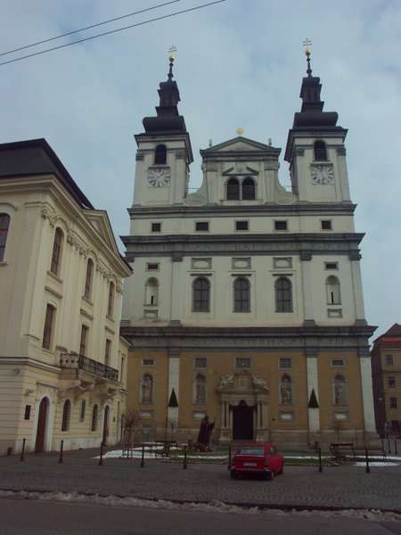 Jezsuita templmk A refrmáció 17. századi térhódításával szemben fellépő ellenrefrmáció a Habsburgk támgatásával jelentős szakrális építészeti tevékenységet flytattt a Nyugat-Felvidéken.