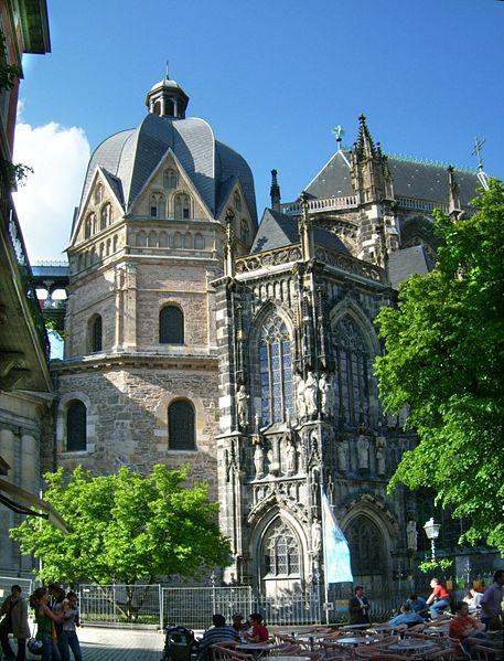 A reprezentatív udvari kápolna építését 796- ban kezdték el Metzi