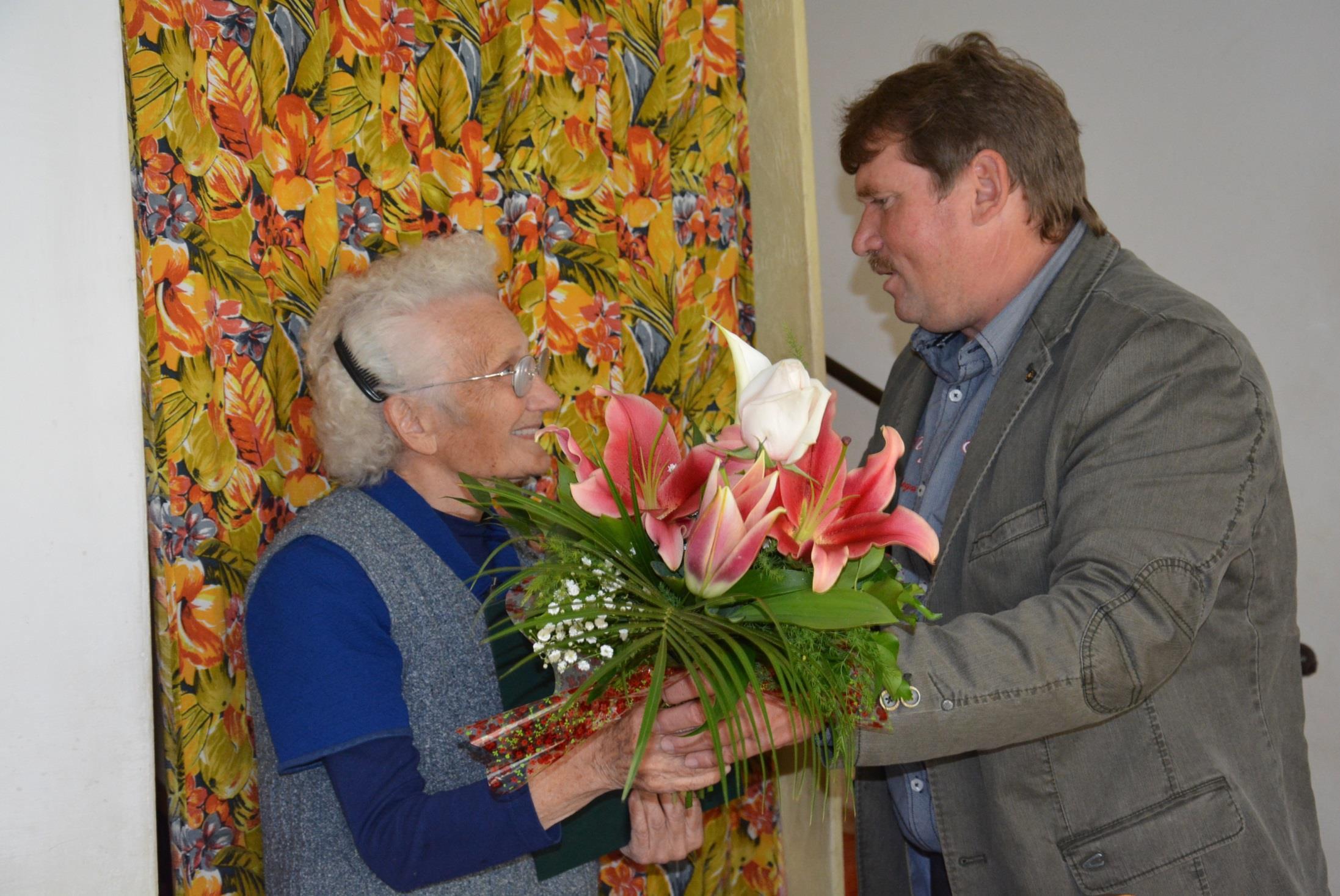 90. születésnapja alkalmából köszöntötte Szilvási Pálné Margit nénit Hunyadi-Buzás Jánosné
