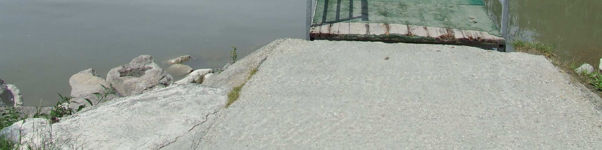 A strand hossza: 130 m A strand vízmélység-profilja: sekély lassan mélyülı, 30cm-rıl induló vízmélység. Kommunális infrastruktúra: A bejárat mellett korszerő vizesblokkot alakítottak ki.