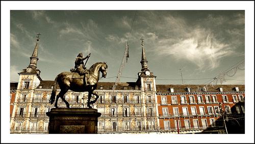 Madrid legnépszerűbb parkjának számít: hétvégenként rendkívül zsúfolt, amikor a spanyol családok itt sétálnak, napoznak, és ilyenkor muzsikosok, festők, művészek, zenészek, artisták is szórakoztatják