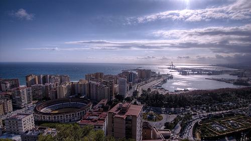 Estepona A városban, mikroklímájának köszönhetően, az év 325 napján süt a nap. A turizmus térhódítása ellenére Esteponáról elmondható, hogy még megtartotta természetes báját.