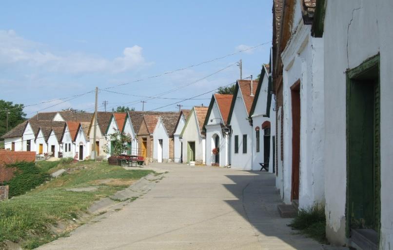 12. Villánykövesd A kis Árpád-kori település, Villánykövesd (Kövesd) nevét az oklevelek 1290-ben említették először Kuestd néven.