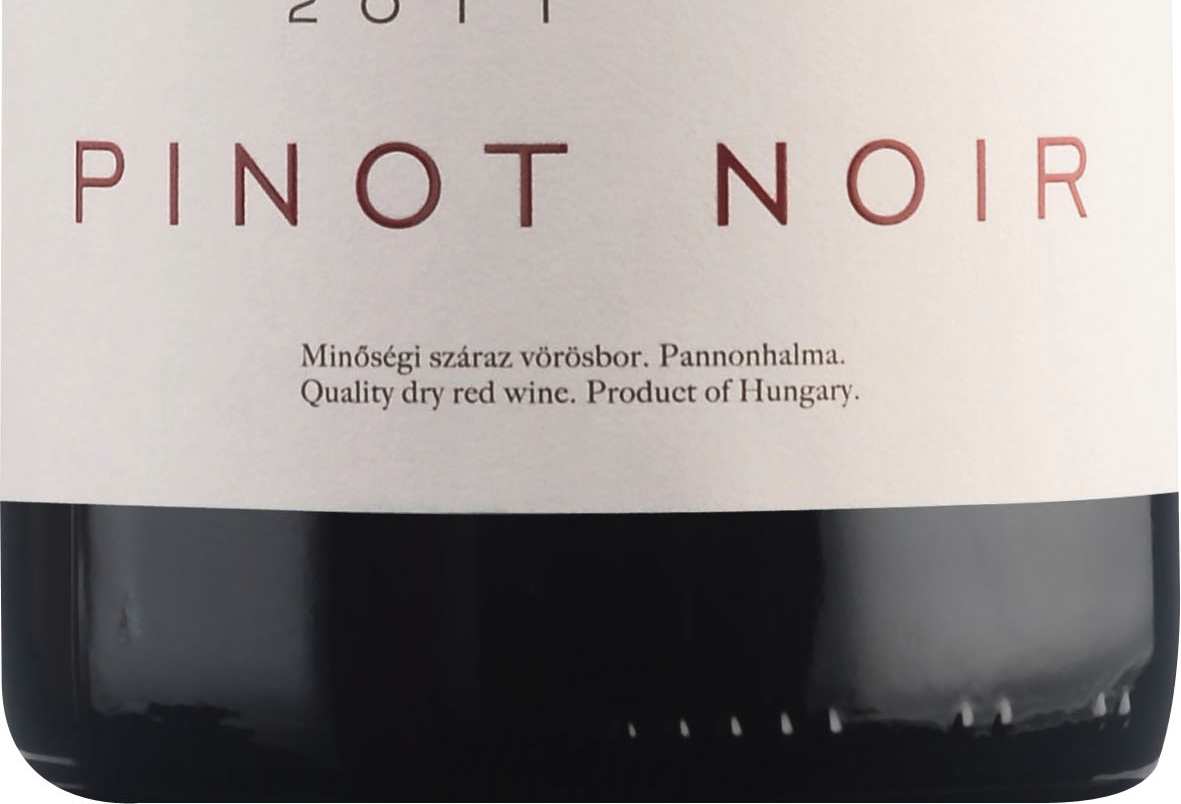Pannonhalmi Pinot Noir Válogatás 2011 Ha elképzelünk egy képeskönyvet, amely az érett szőlőt hivatott bemutatni, akkor a 2011-es szüret során ehhez alapanyagot a pinot noir ültetvény szolgáltatott.