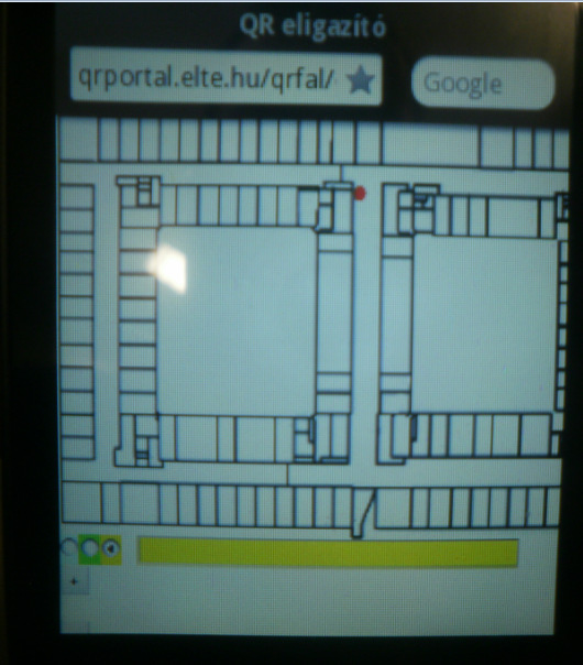 A kihelyezett QR kód alapján beazonosítható a használó helye, és a belső adatbázis alapján kereshető egy terem, oktató szoba vagy akár egy tanszék.