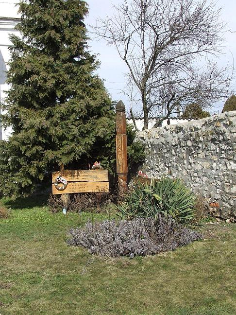 - A templom a szomszédos római katolikus templomhoz képest 90 -kal elforgatott helyzetű, fő homlokzataik közös előteret generálnak, mely igényesen parkosított pihenőhely.