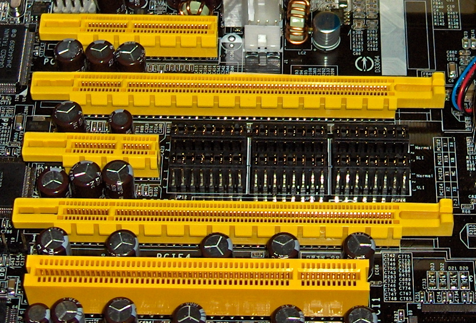 PCI Express PCI Express csatlakozók (4 sávos, 16