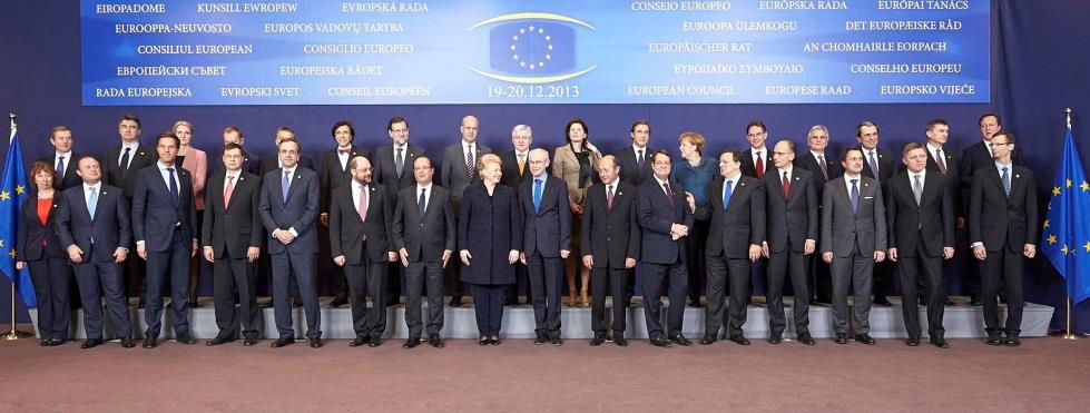 Döntéshozatal az Európai Unióban Az Európai Bizottság élén 28 politikus, az úgynevezett biztosok állnak: minden tagállamból egy. Munkájukat szakértők, jogászok, titkárok és fordítók segítik.