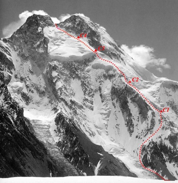 Áttekintés Majdnem fél évszázad telt el azóta, hogy megtörtént a K2 re való első feljutás és mégis csábító a kihívás, feljutni a föld nagy piramissára, "A hegyi istenek katedrálisa", vagy a Hegyek