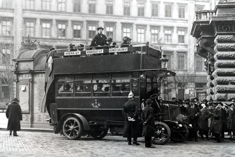 1915. március 1-jén indult meg az autóbuszos közlekedés Budapesten. Az 1915.