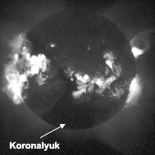 Koronahurkok Koronahurkokat az aktív területek környezetében találunk. Ezen alakzatok kialakulásában a zárt mágneses tér játszik szerepet.