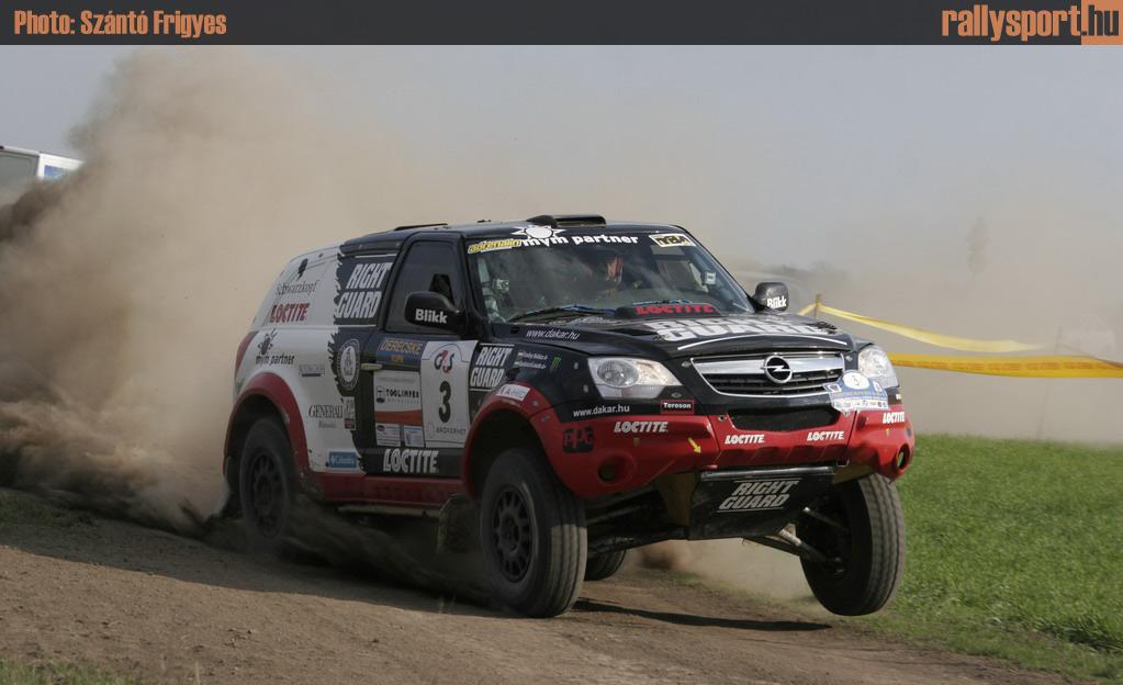 A szombati csatából az Opel Dakar Team pilótája, Szalay Balázs sem akart kimaradni. A pénteki napon egy kissé óvatosan kezdtek, ami egy 3. időt jelentett.