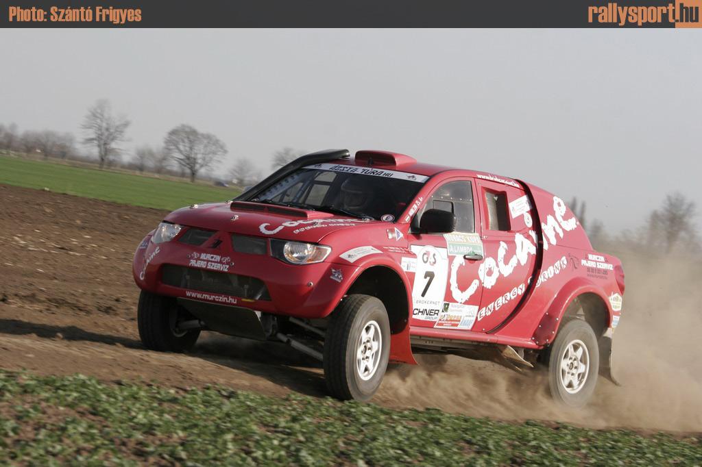 pat egy sajtótájékoztatón bejelentette, hogy a háromszoros magyar rally bajnok, Benik Balázs az Opel Dakar Team pilótája lesz. Benik a 2010-es szezonját tervezte, amikor Szalay csapata megkereste.
