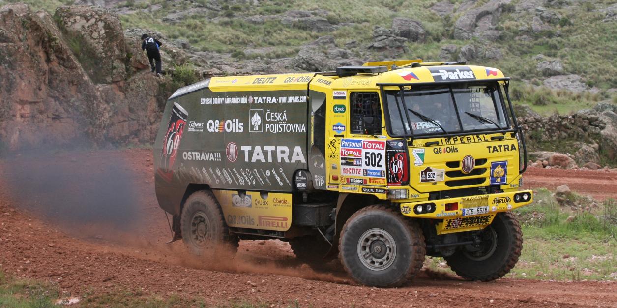 Mögötte Sainz és Al-Attiyah ért célba bő egy perccel, majd következett Miller (+3:48). A remek teljesítményük ellenére akadtak kisebb gondjaik.