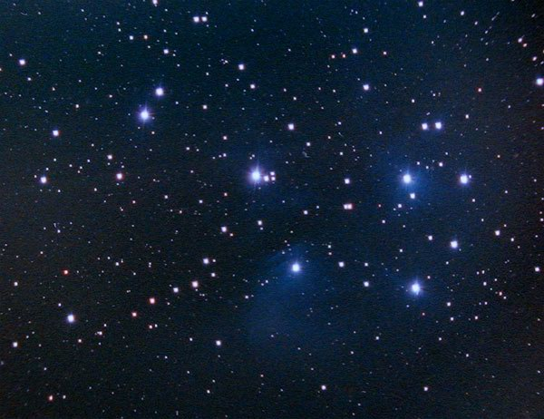 32 A Pleiadok Fiastyúk (M45) csillagcsoportja. A Fiastyúktól keletre feltűnő az α Tauri és környezetében a HYADOK laza csillag csoportja.