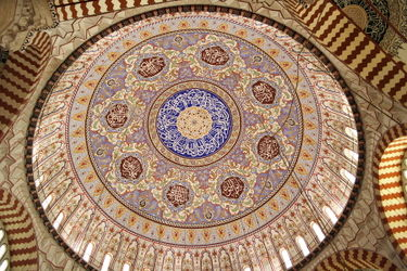 elnevezett Ferhadiját. A mecset elıcsarnokát az iszlám építészet szabályai szerint mórívesre készítették. Az elıcsarnokot felül három alacsony kupola zárta.