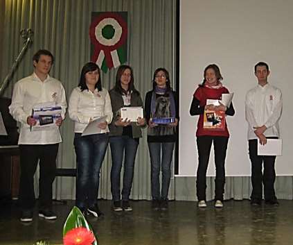 U Centru se sustavno održavaju natjecanja srednjoškolaca iz matematike i materinskog jezika. A Központ középiskolásainak hagyományos matematikai és anyanyelvi vetélkedője.