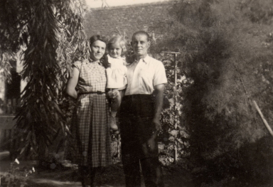 VALLOMÁSOK Szeretett ngymmámhoz húzódv Dr. Rozsi Év fogllkozás-orvostni szkorvos Tősgyökeres kecskeméti munkáscslád egyedüli gyermekeként 1950. június 11-én születtem.