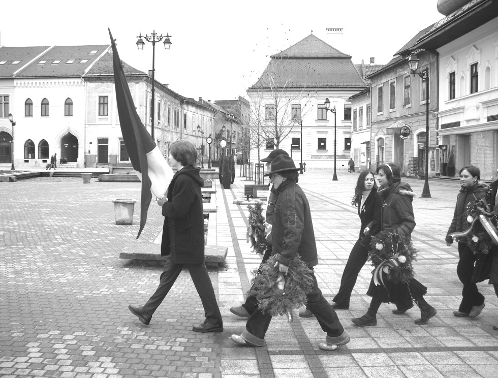 eszébe Jusson eszébe csak álom Hogy nem dől le soha A farkasok szobra Hogy síromat magamnak ásom Olvad a viasz elfogy a láng is Égbekiáltó bűnjelet Párizs Hiába leplez fény derül Minden bűnre nem