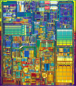 (a) (b) 4.7. ábra. Az Intel által gyártott 386-os (balra) illetve Pentium 4-es (jobbra) CPU fényképe a kristálylapkán.