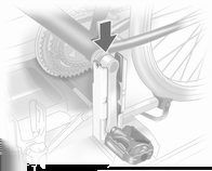 Tárolás 63 Nyomja meg a rögzítőheveder kioldókarját, és húzza ki a hevedert. A kerékpár előkészítse a rögzítéshez A hátulsó kerékpár első kerekének jobbra kell néznie.