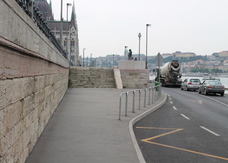 A 2015. évi turisztikai szezonra vonatkozó főbb változások Az id. Antall József rakparti autóbusz-parkolók akadálymentesítésének hiánya A Parlament Látogatóközpont felső bejárata (kb.