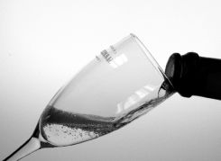 Liger-Belair és mtsai (Reims-i egyetem) eltérő módon megdöntött poharakba frissen kitöltött pezsgők oldott CO 2 -tartalmát hasonlították össze.