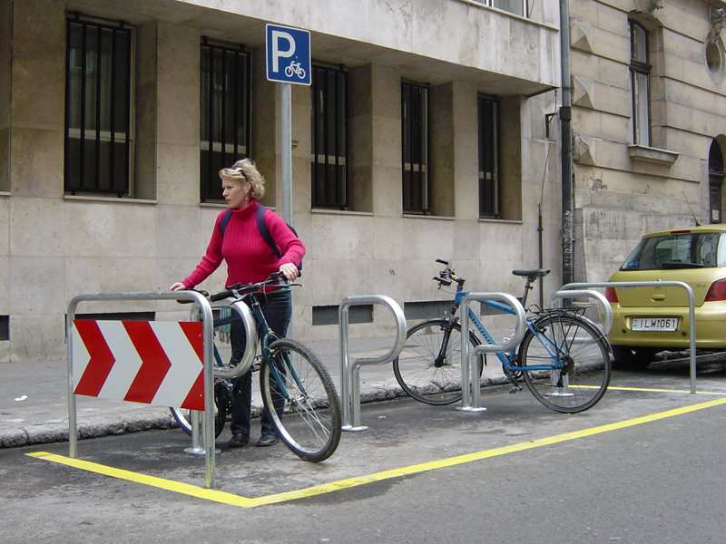 Az alap- és középfokú intézmények esetében jellemzően reggel, egy időben történik a kerékpárok elhelyezése, és a kora délutáni órákban veszik ki a bicikliket.