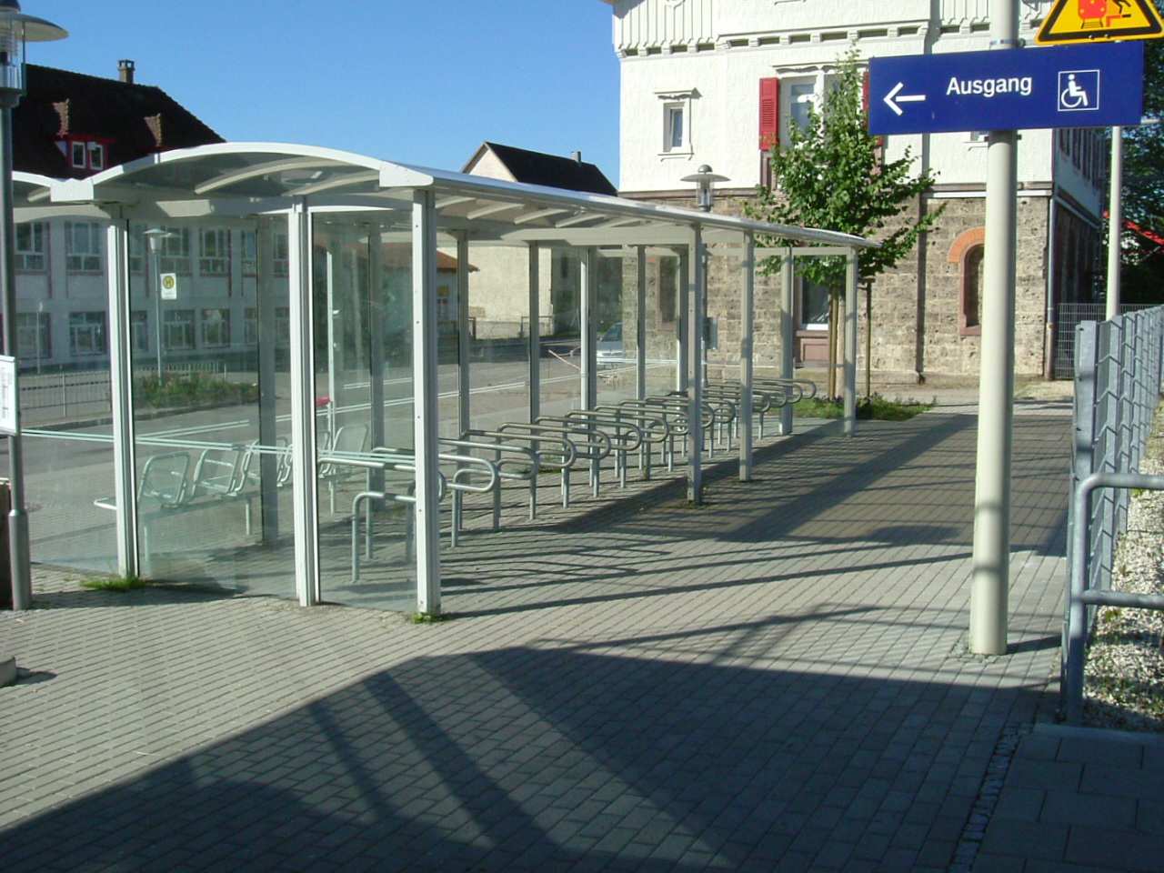 ábra Vasúti peron mellett elhelyezett B+R kerékpártároló Németországban Picur minden reggel fél nyolckor indul el biciklivel otthonról, nyolc perc múlva már a vasútállomáson van, ahol a peron mellett