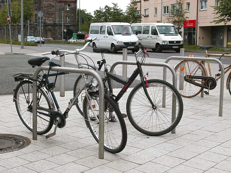 1. ábra A leginkább bevált, és ezért a kerékpáros szervezetek által is javasolt kerékpártámasz az ún.