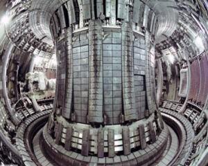 Magfúzió Elv: A tórusz formájú reaktor kamrába trícium és deutérium keveréket juttatnak be. 15 millió fokosra hevítik és az így keletkező ionokat mágneses térrel körpályára kényszerítik.