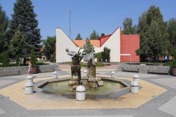 STRATÉGIA 9 Környezet és közlekedés Közszolgáltatások fennáll, hogy Záhony stabil alapokon nyugvó társadalmi és gazdasági háttere a hasonló nagyságú városokhoz képest lényegesen kedvezőbb.