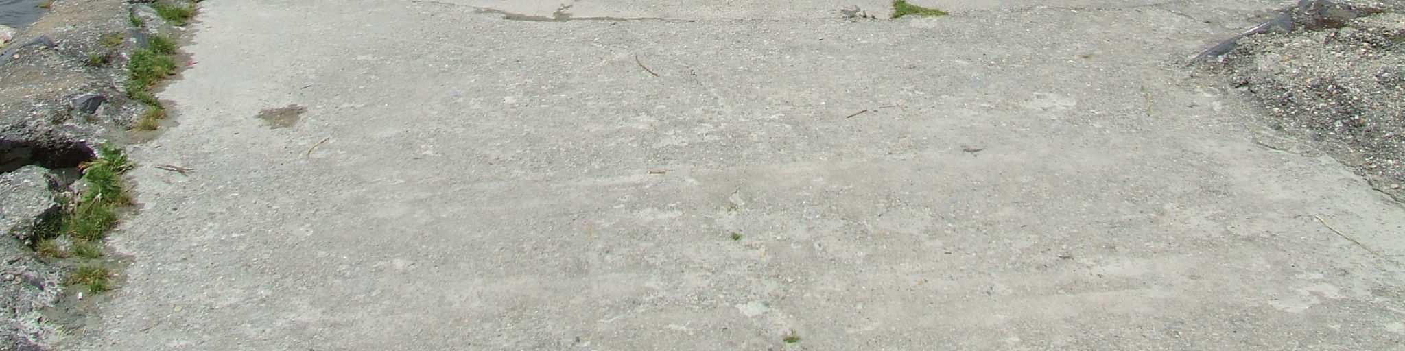 3 Strand fénykép felvételei: İrház utcai strand A strand mederfenék jellemzése: Végig homokos aljzatú. A strandhoz tartozó partszakasz talaja: füvesített. A víz elérhetısége lépcsıs partvonalú.