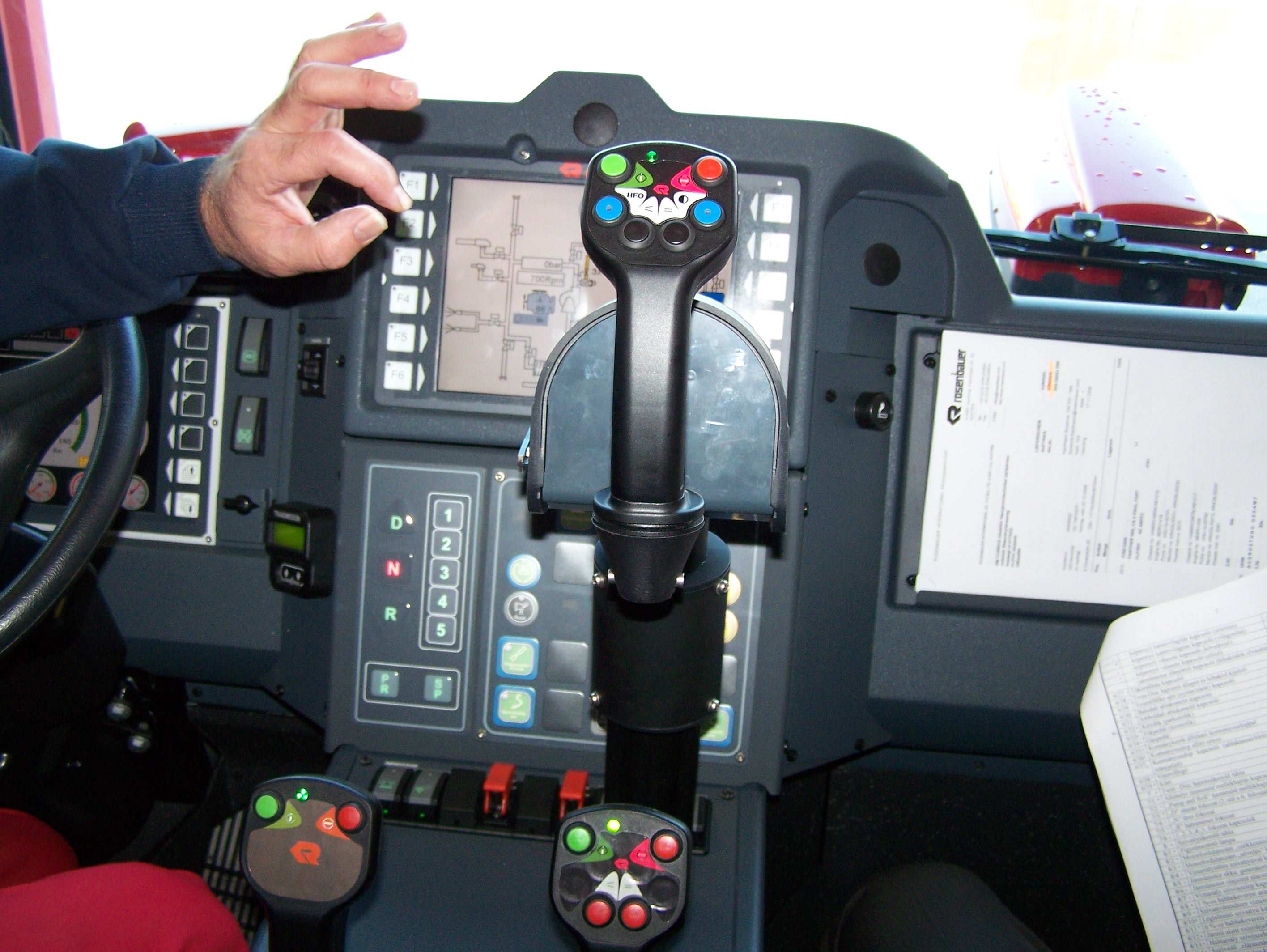 3. ábra A különböző monitorok vezérlőkarjai Egyébként a jármű szakfelépítménye számítógépes vezérléssel a vezetőfülkéből akár a gépjárművezető által, vagy a baloldali málhatérből egy