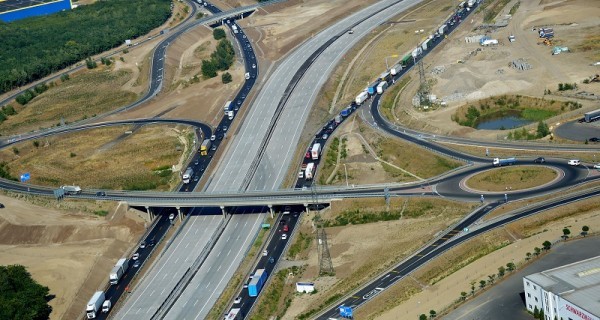 2 3 sáv+leállósávos, bazaltbeton burkolatú, új nyomvonalon épített autópálya, ami az 51-es főút M5 szakaszon korábban rendszeresedett