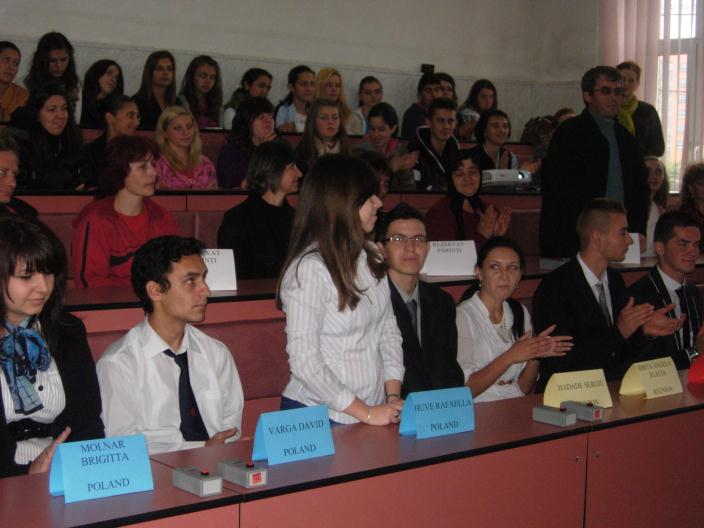 Ez sokoldalú iskolaproiekt, amely a tanulók számára a nonverbális kommunikációt irja és biztositja elő.