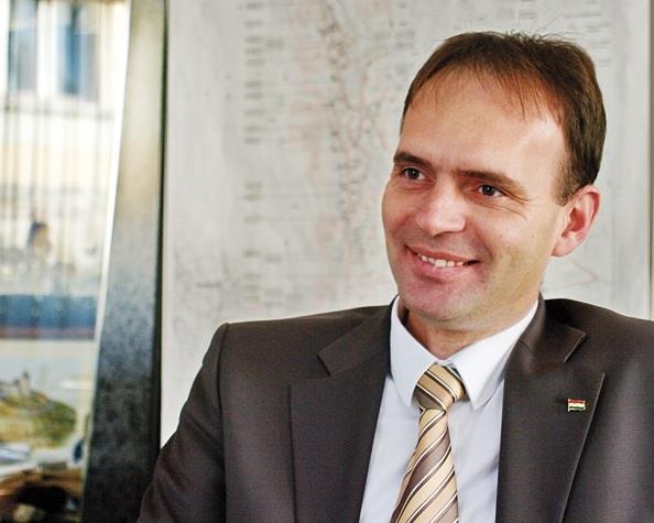 Köteles László Komlóska polgármestere Világ Királynője Engesztelő Mozgalom elnöke Magyarország 3937 Komlóska, Rákóczi út 27.