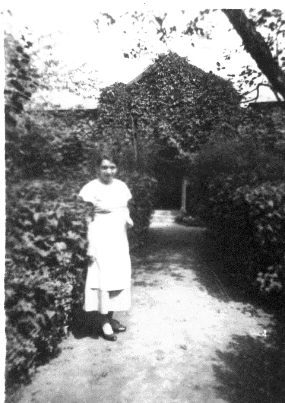 Kulcsfigurák: Édesanyám Gacsály 1940-es évek vége Fekete Gyuláné Szűcs Margit Anyám képei közül ez a gacsályi házunk előtt készült.