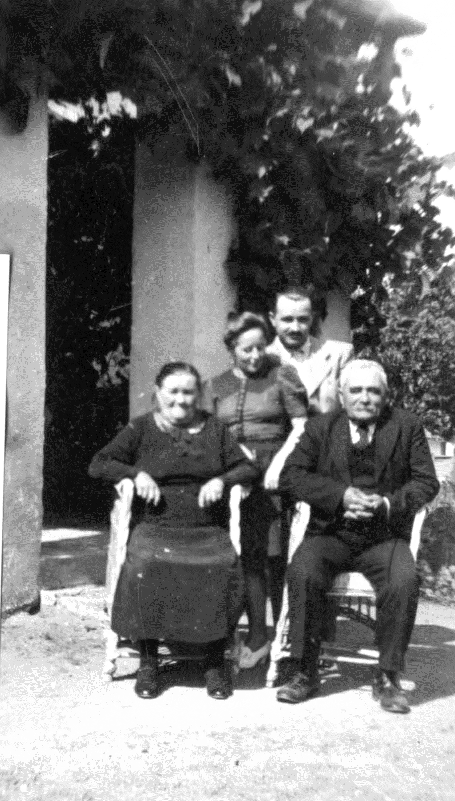 Apai nagyszüleim Vitka 1941 Fekete János, Iklódy Erzsébet Ezen a képen az apai nagyszüleim vannak. Mögöttük János bátyám és a felesége áll.