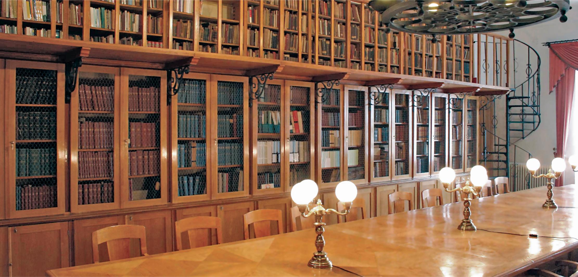Múzeumi könyvtárak a digitális korban Félcédulás tapasztalatok avagy retrokonverzió szakkönyvtári
